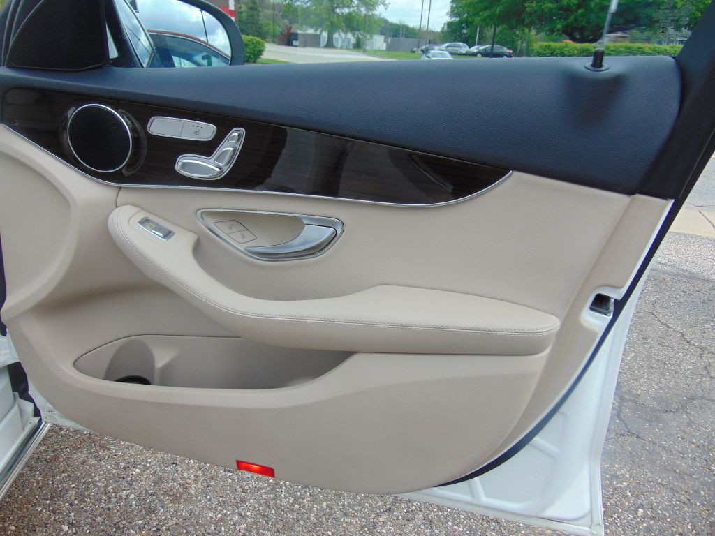 2016 Mercedes-Benz C-Class Image 25