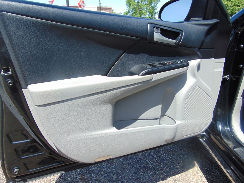 2014 Toyota Camry Image 19