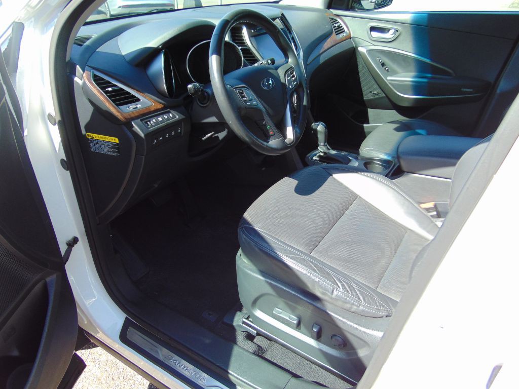 2017 Hyundai Santa Fe Image 2
