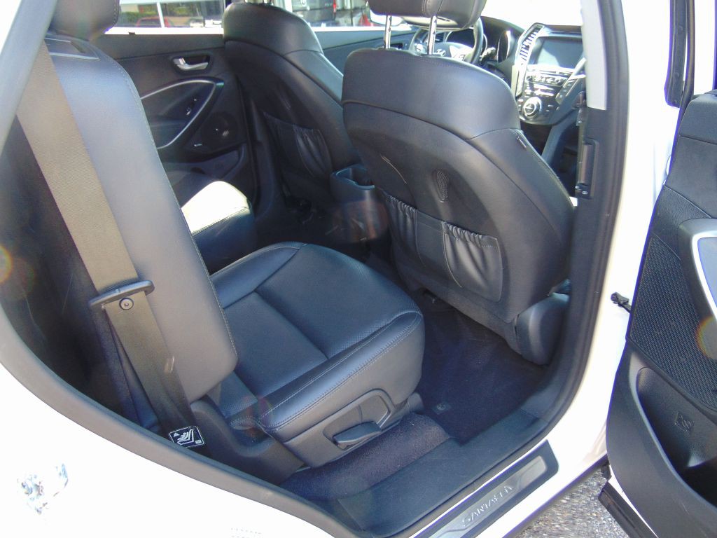 2017 Hyundai Santa Fe Image 4