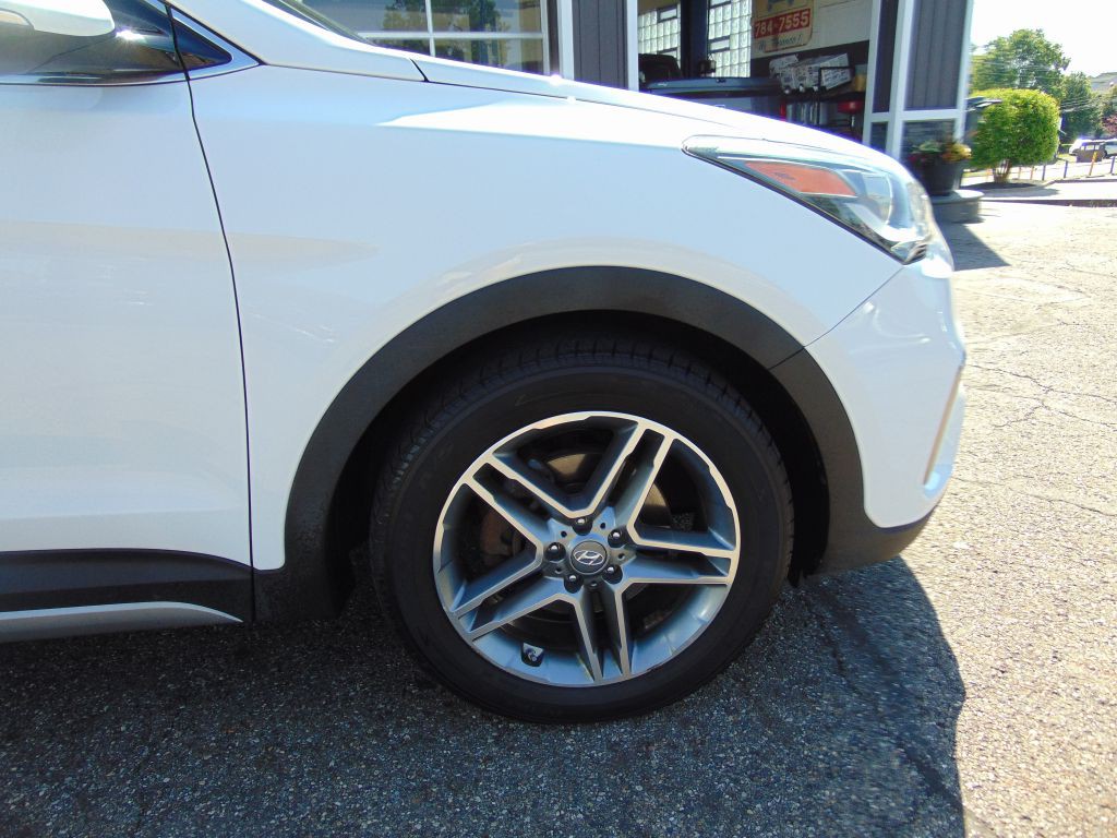 2017 Hyundai Santa Fe Image 11