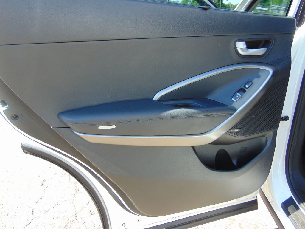 2017 Hyundai Santa Fe Image 25