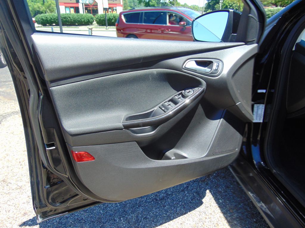 2016 Ford Focus Image 24