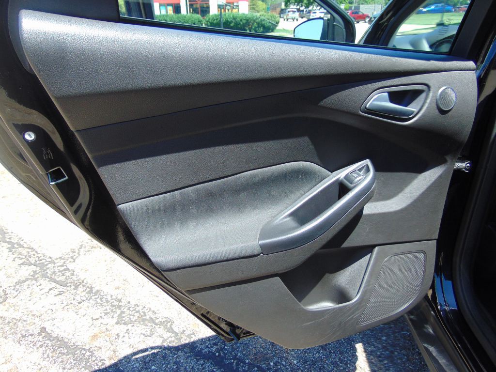 2016 Ford Focus Image 25