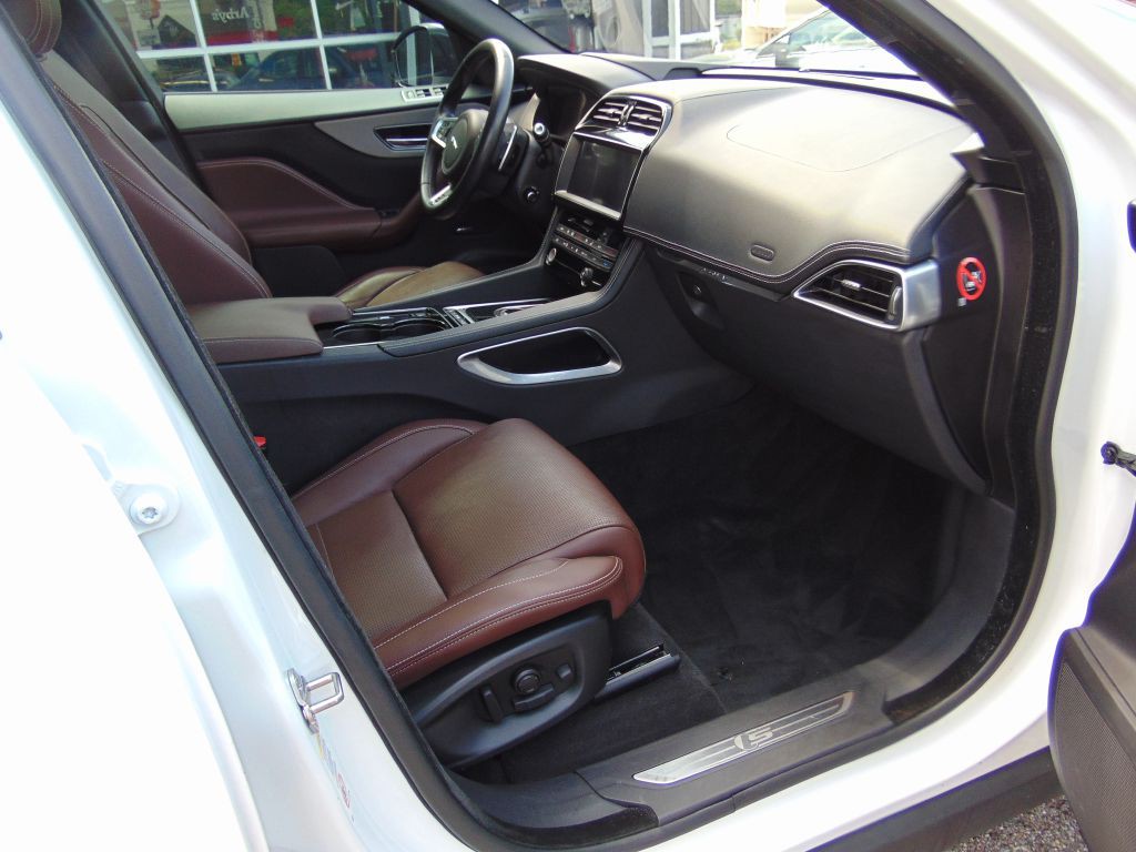 2017 Jaguar F-PACE Image 5