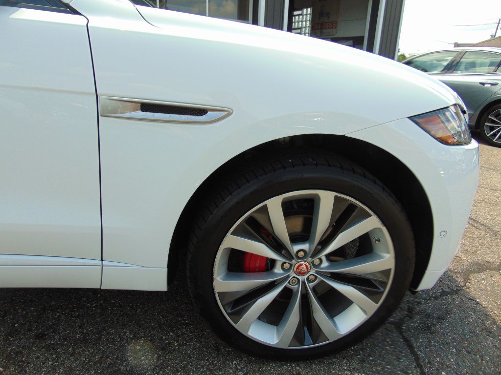 2017 Jaguar F-PACE Image 11