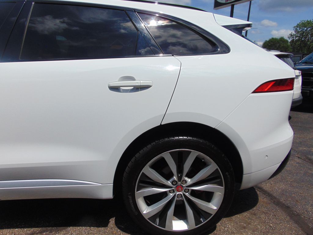2017 Jaguar F-PACE Image 13
