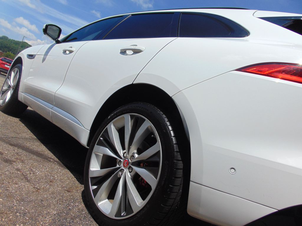2017 Jaguar F-PACE Image 16