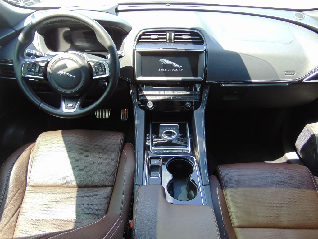 2017 Jaguar F-PACE Image 17