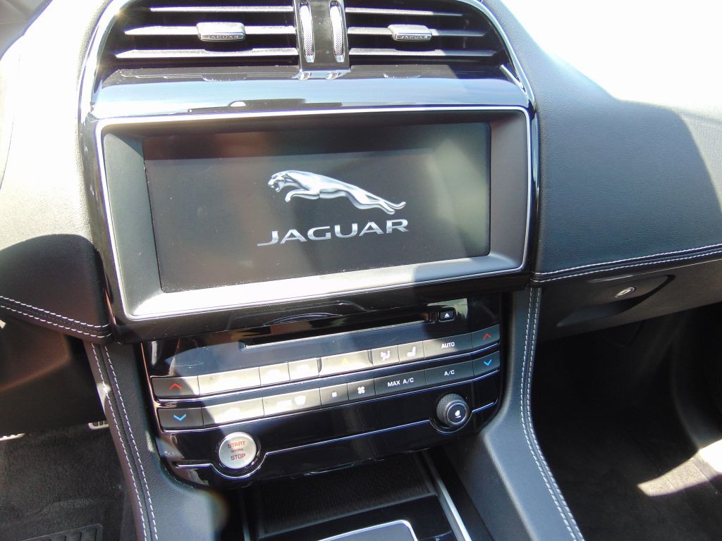2017 Jaguar F-PACE Image 19