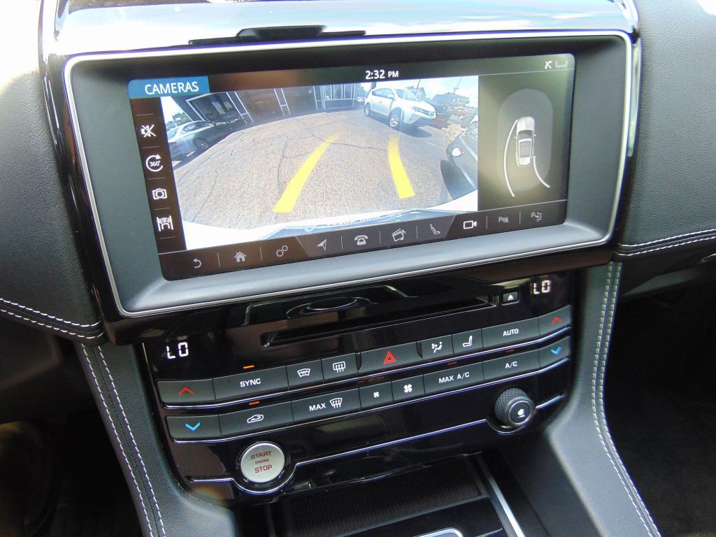 2017 Jaguar F-PACE Image 20
