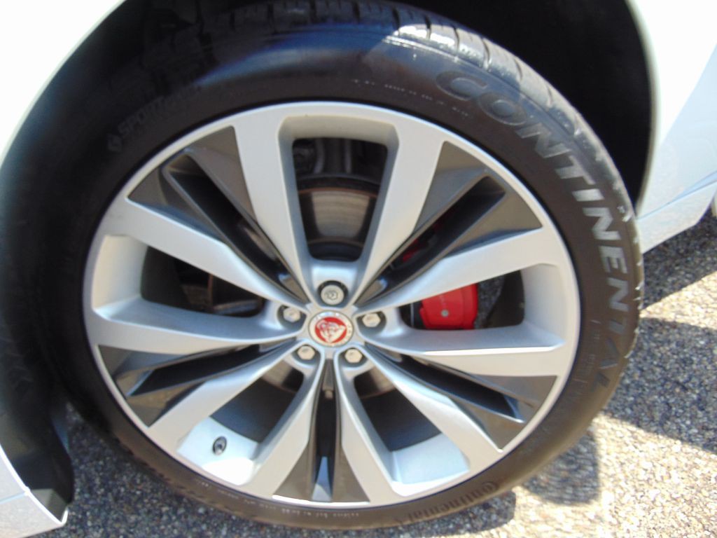 2017 Jaguar F-PACE Image 28
