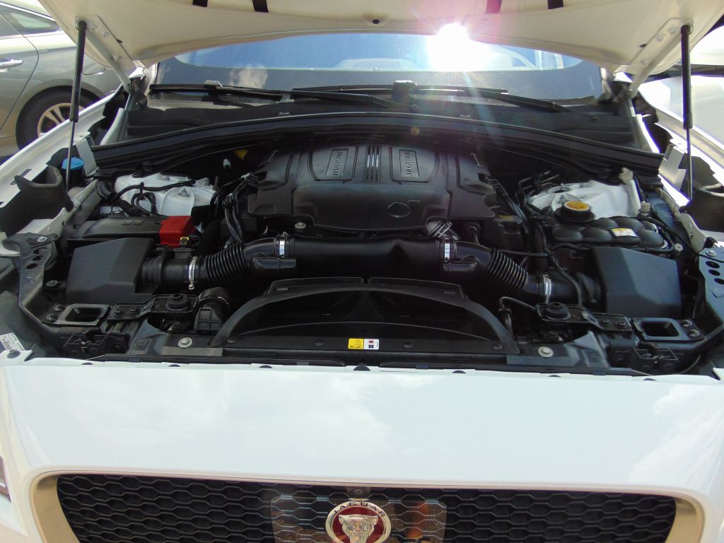 2017 Jaguar F-PACE Image 35
