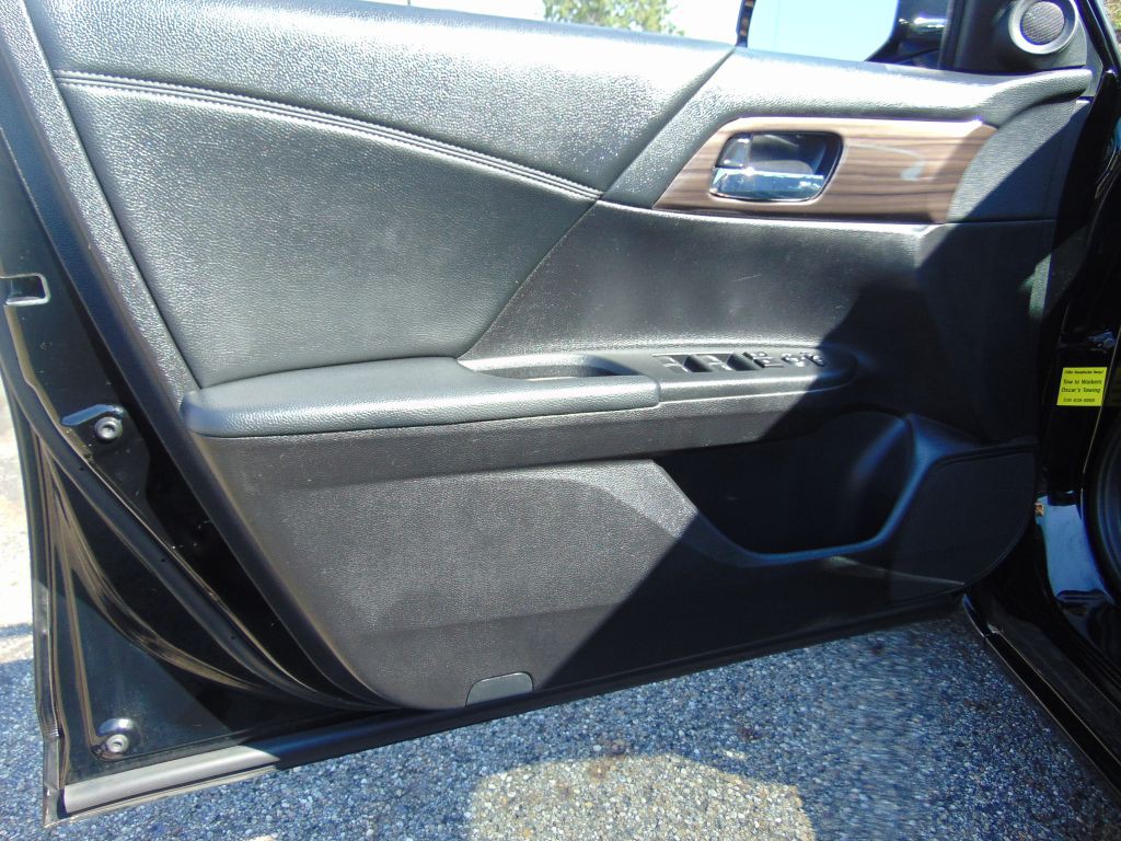 2016 Honda Accord Image 24