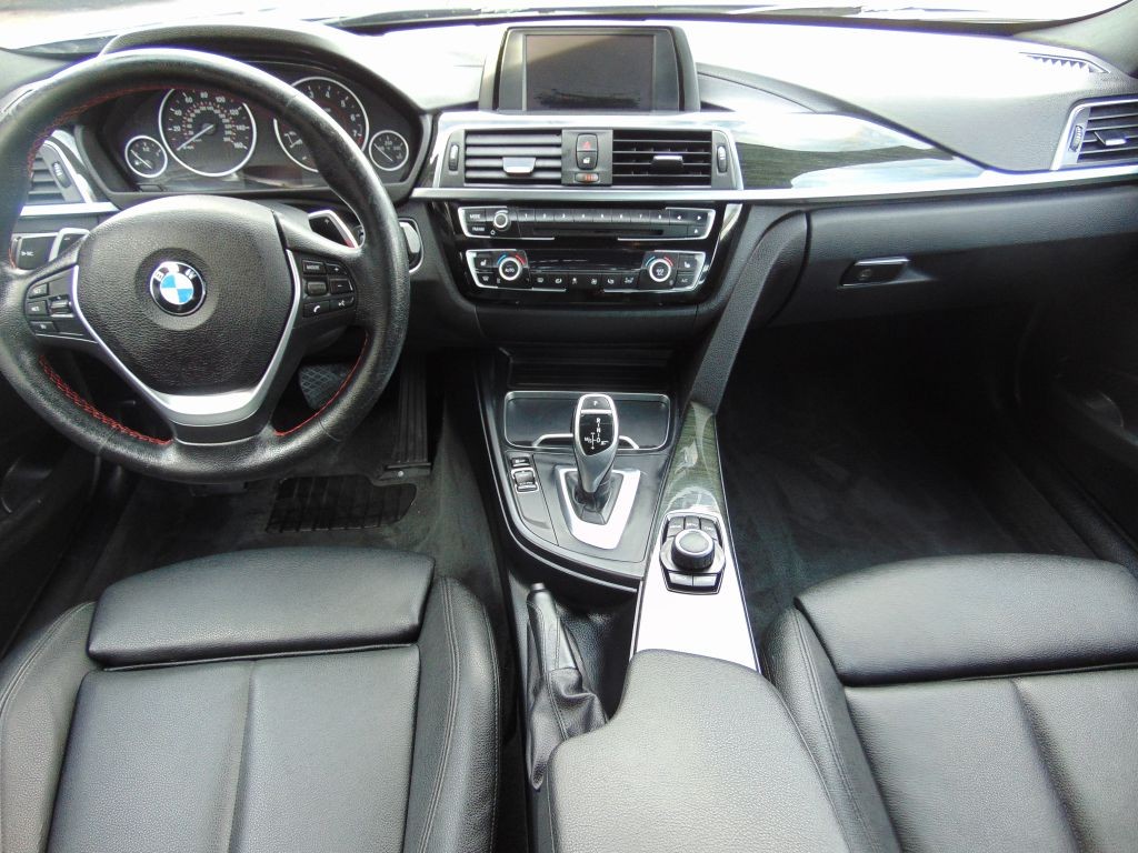 2018 BMW 3 Series Image 17