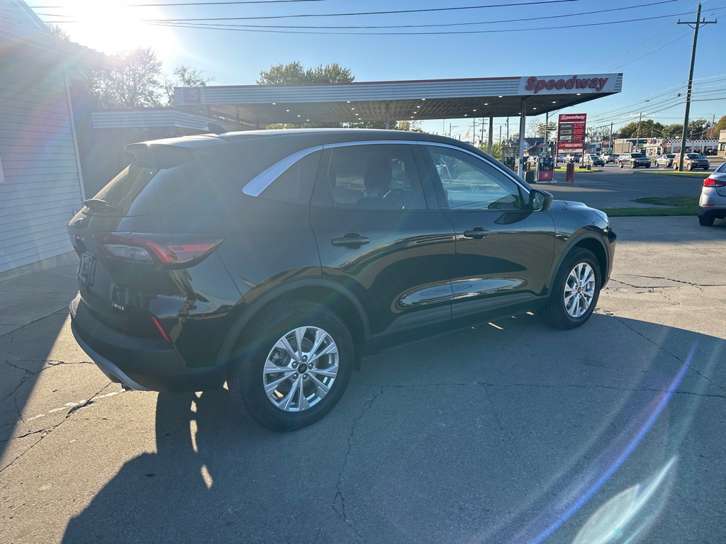 2023 Ford Escape Image 2