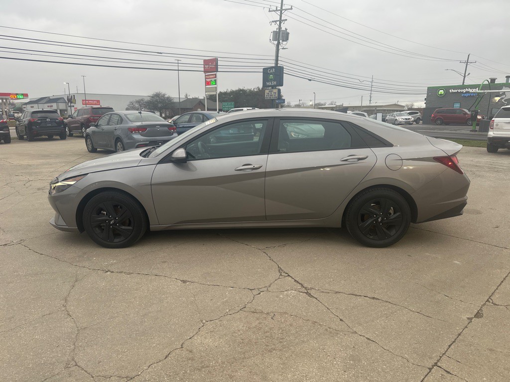 2023 Hyundai Elantra Image 3