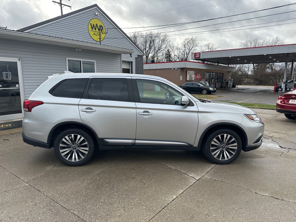 2020 Mitsubishi Outlander Image 1