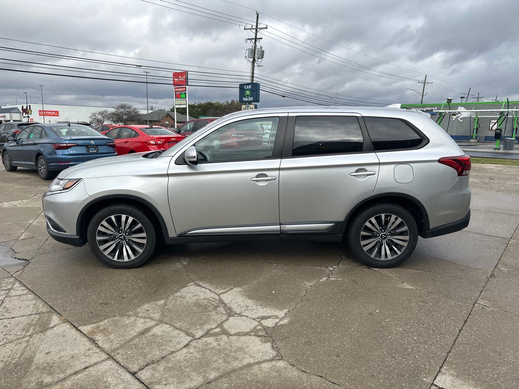 2020 Mitsubishi Outlander Image 3