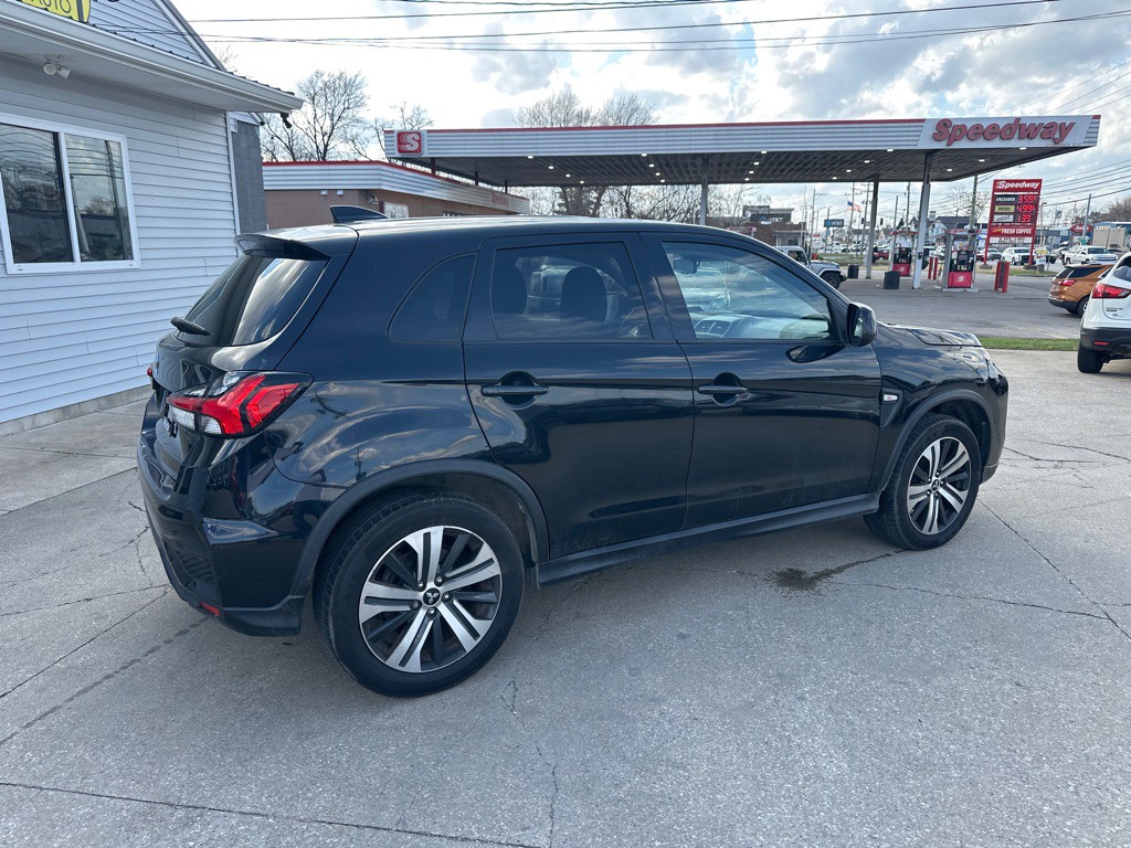 2021 Mitsubishi Outlander Image 2