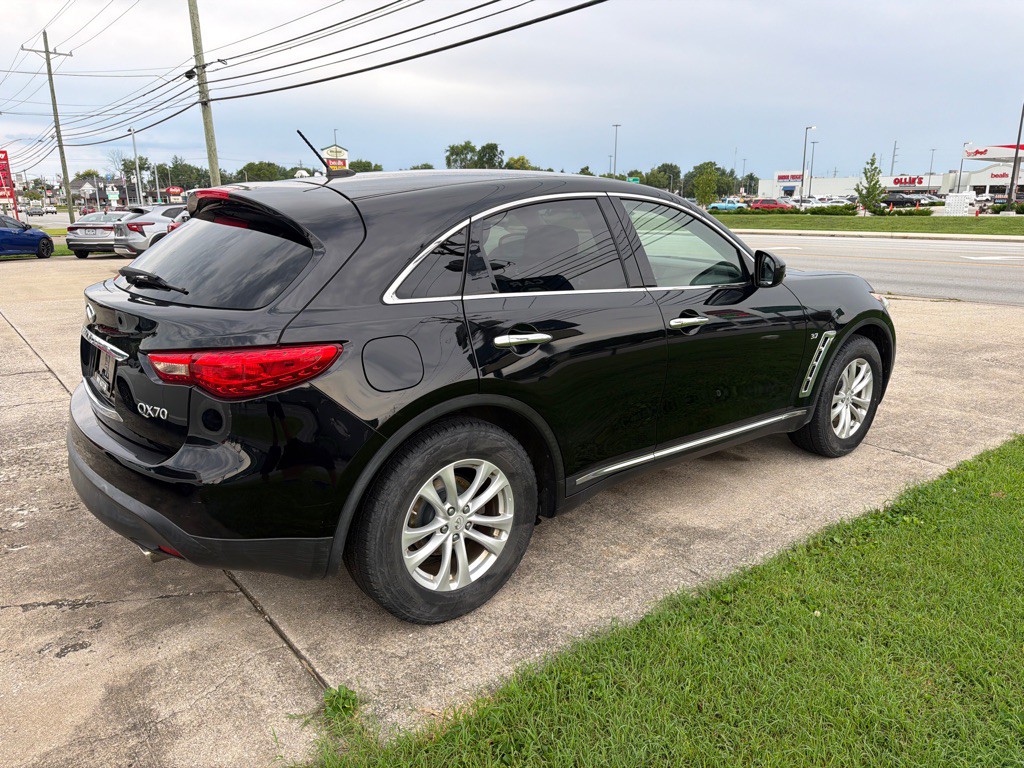 2017 INFINITI QX70 Image 4