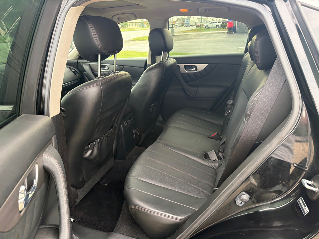 2017 INFINITI QX70 Image 7