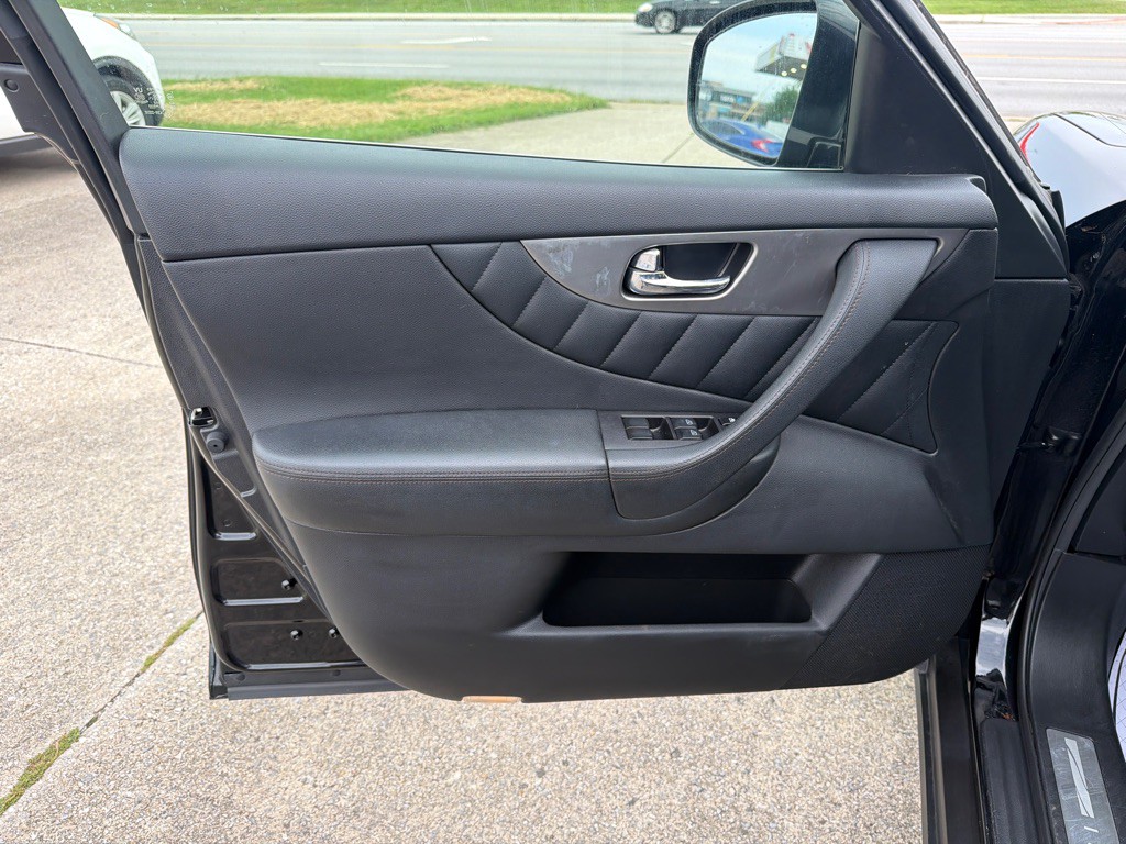 2017 INFINITI QX70 Image 8