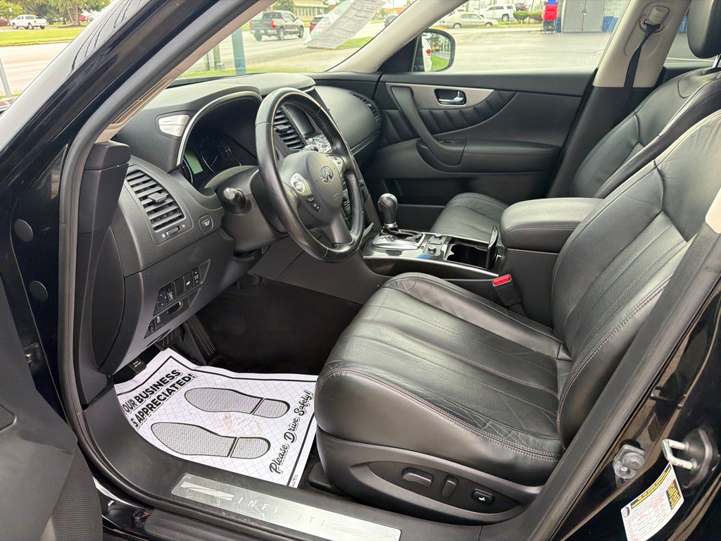 2017 INFINITI QX70 Image 10