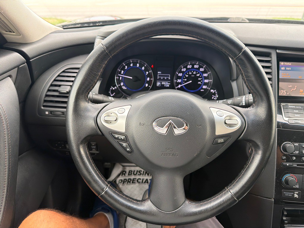 2017 INFINITI QX70 Image 11