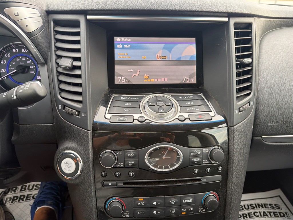 2017 INFINITI QX70 Image 12