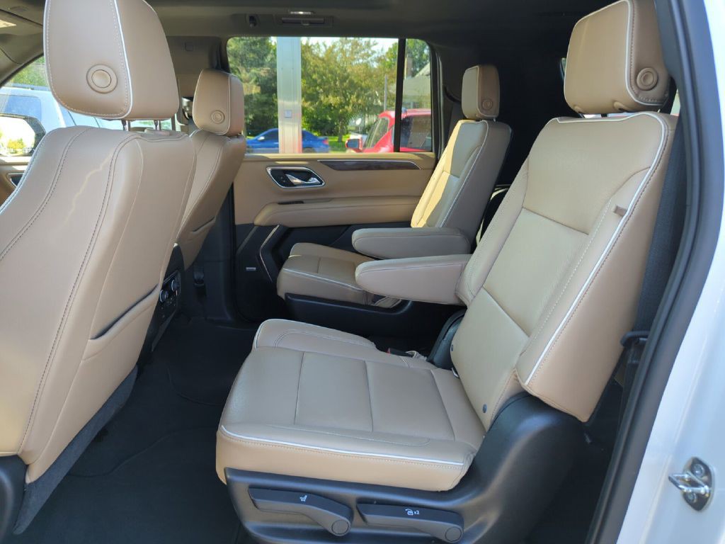 2021 Chevrolet Suburban Image 6
