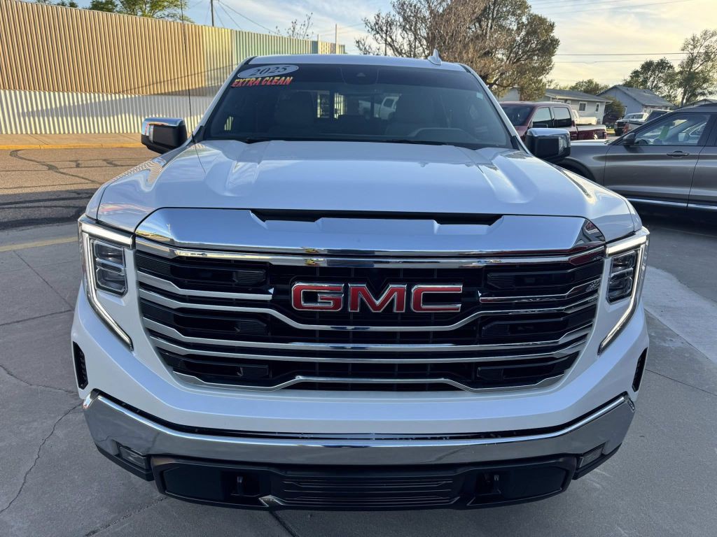 2025 GMC Sierra Image 2