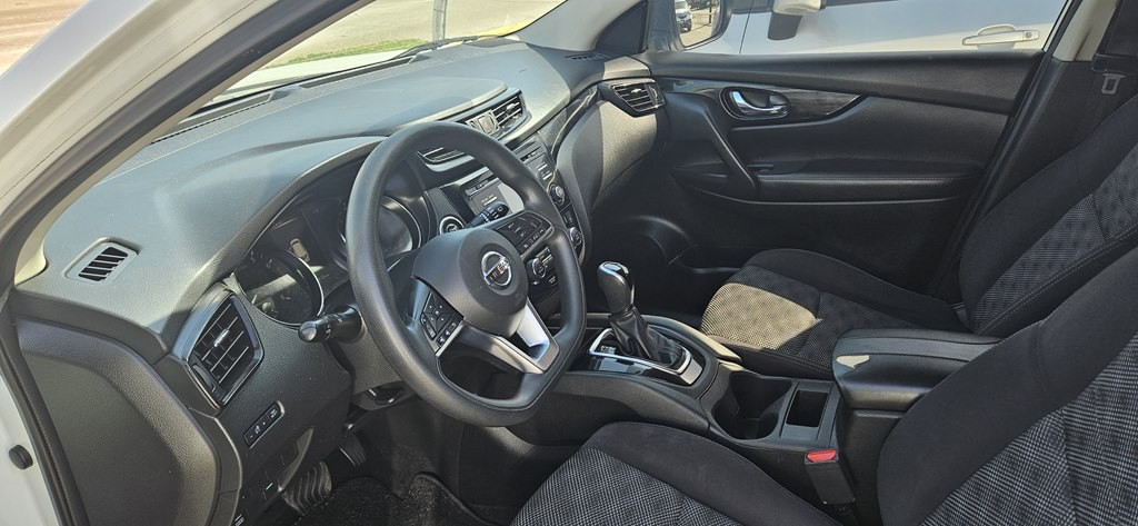 2017 Nissan Rogue Image 2