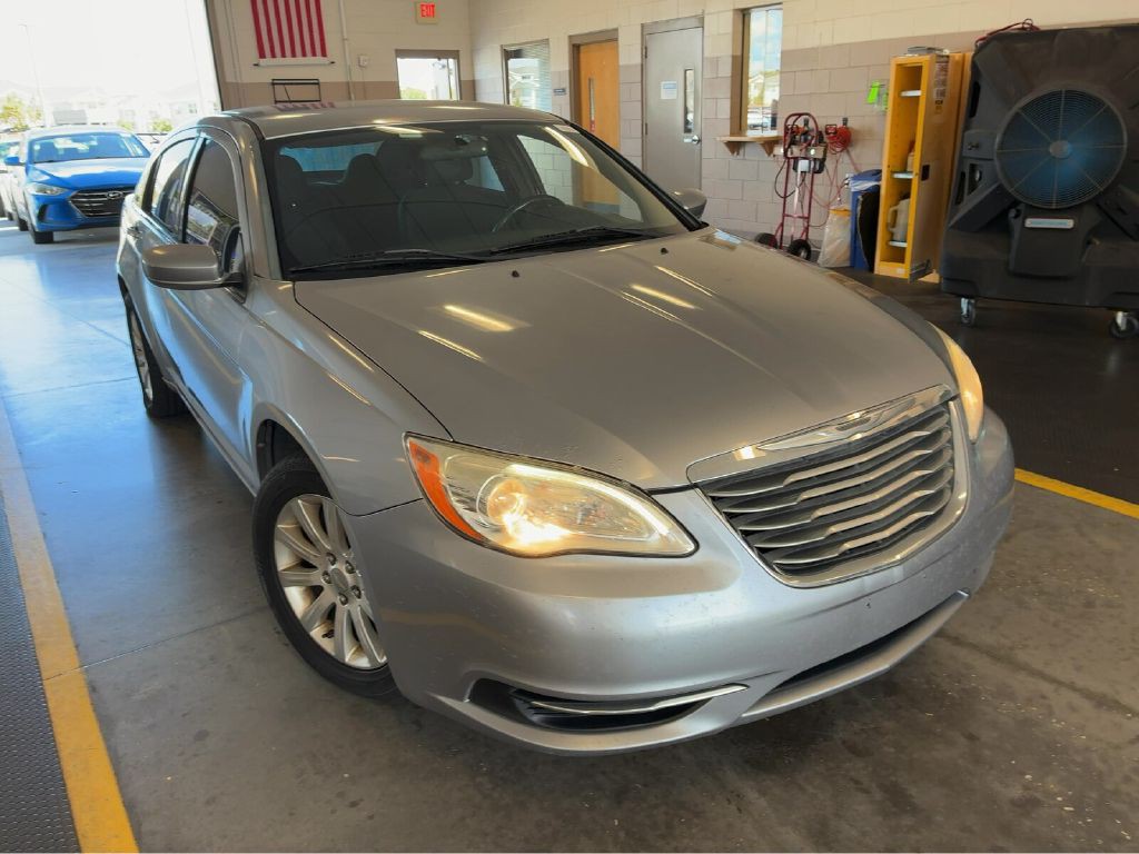 2013 Chrysler 200 Image 1