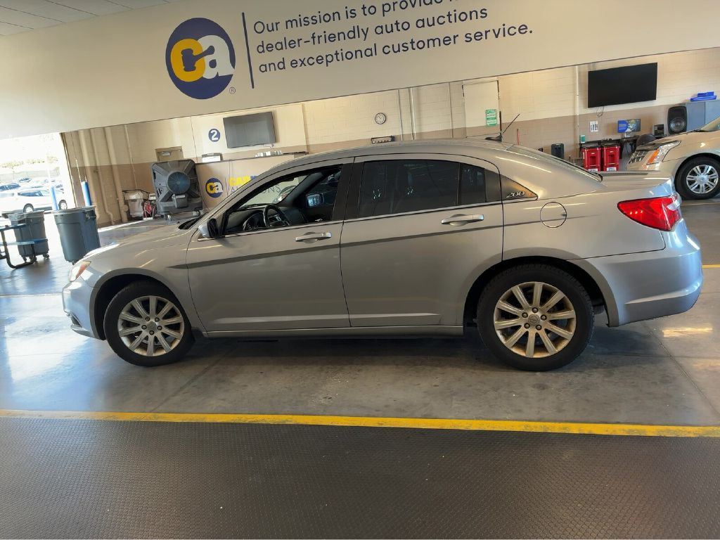 2013 Chrysler 200 Image 2