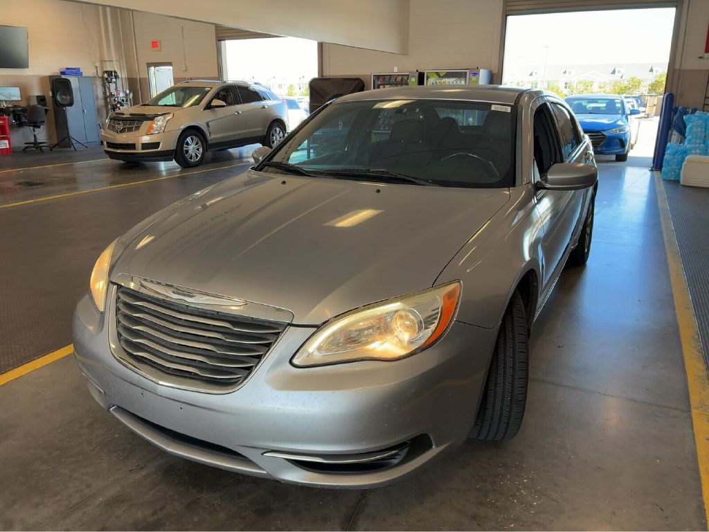 2013 Chrysler 200 Image 3