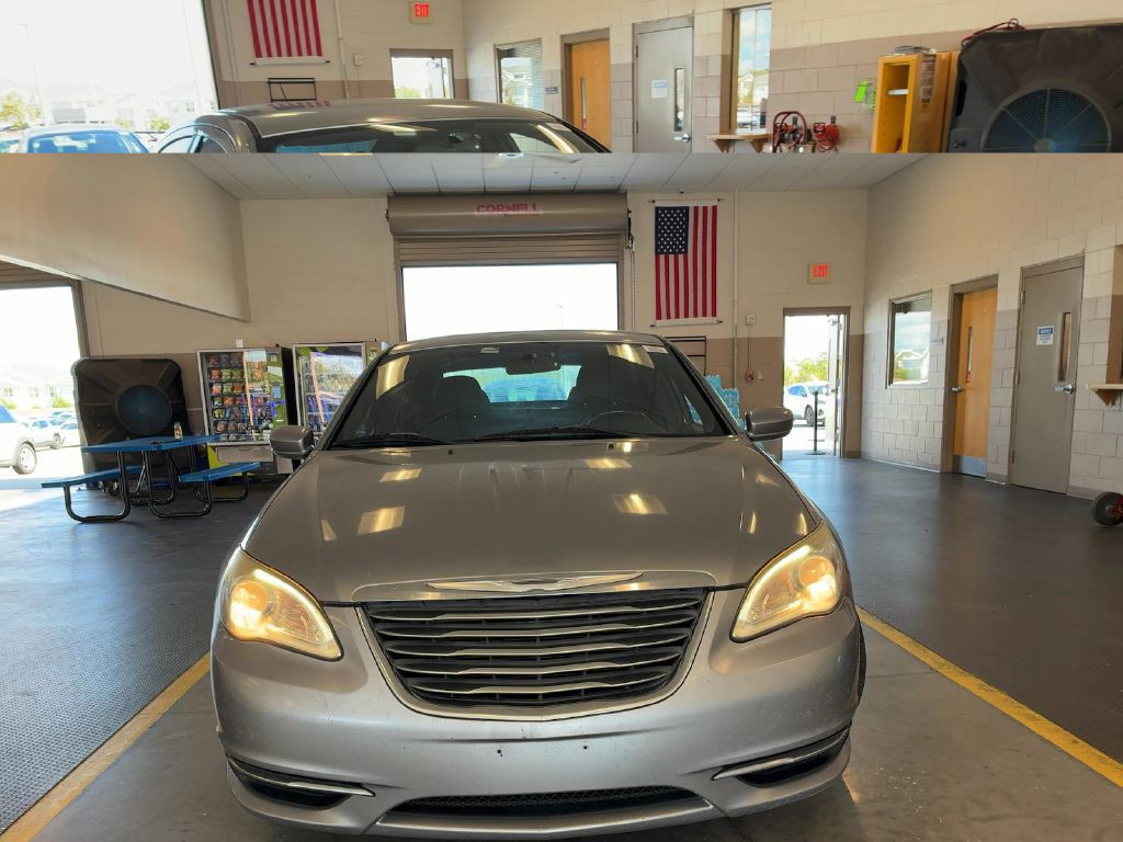 2013 Chrysler 200 Image 4
