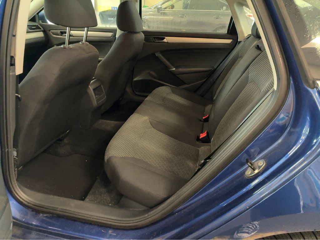 2017 Volkswagen Passat Image 5