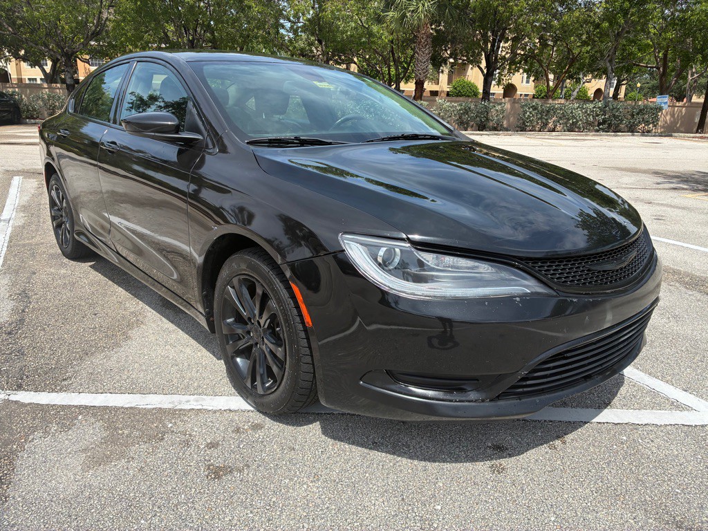 2017 Chrysler 200 Image 2