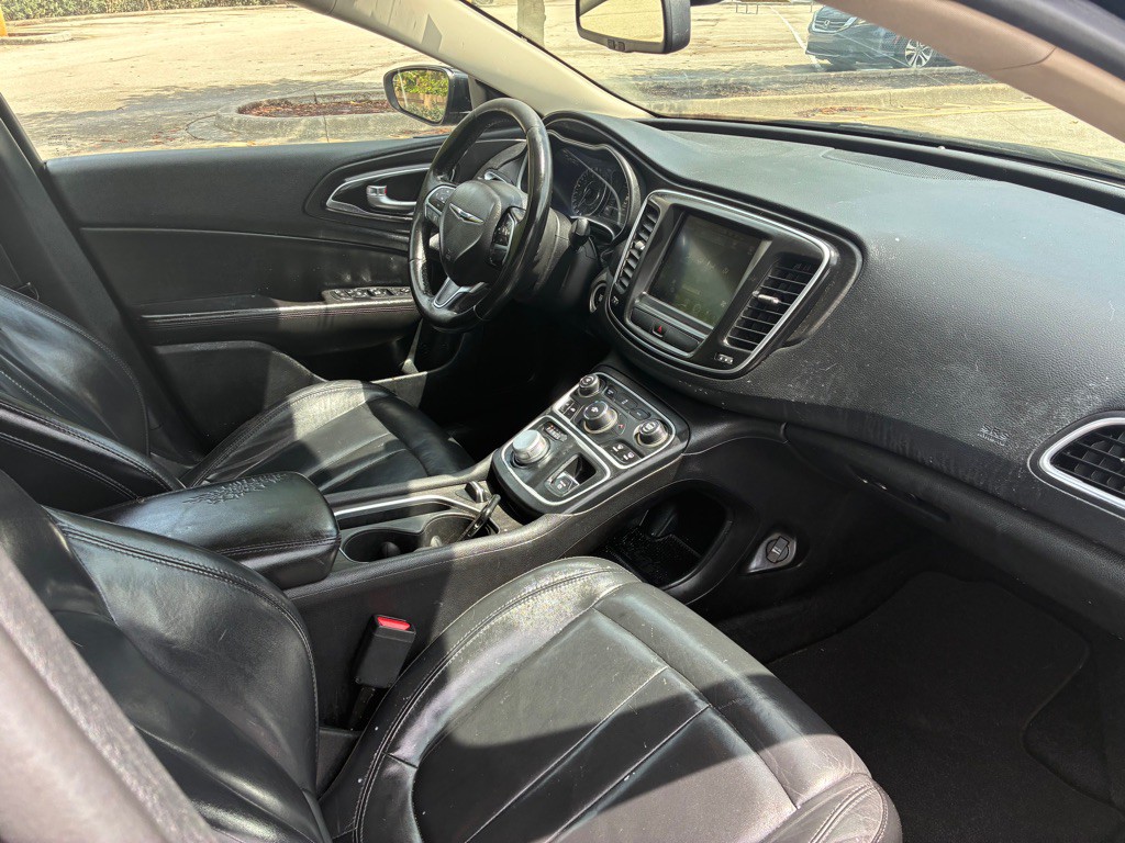 2017 Chrysler 200 Image 3