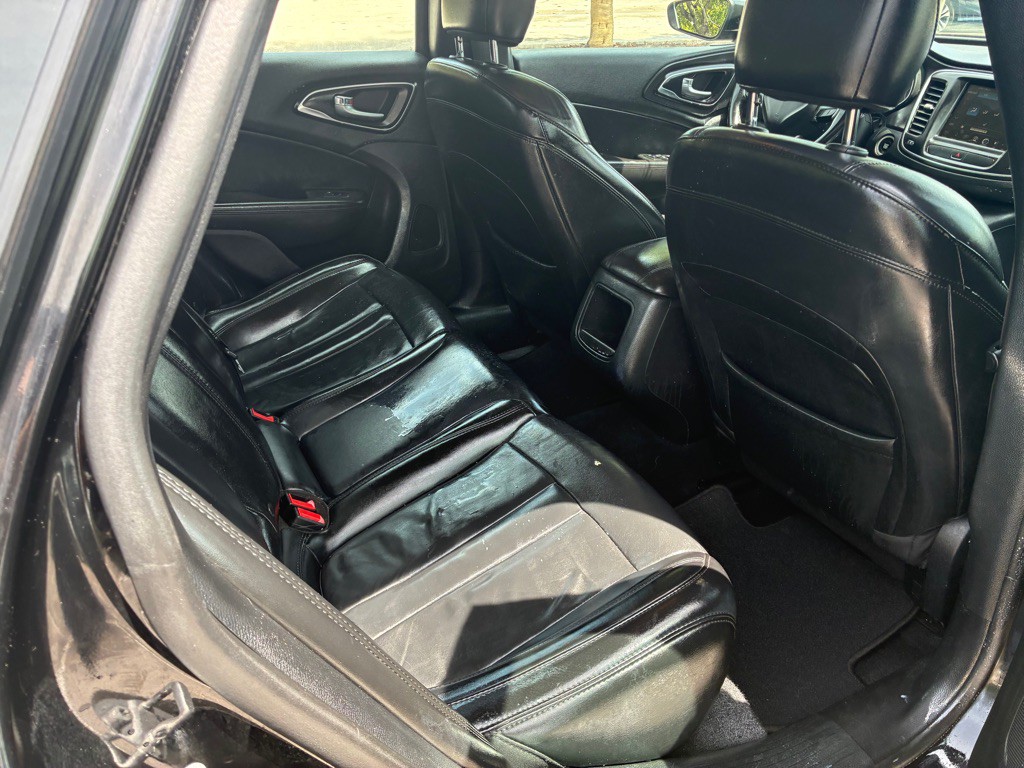 2017 Chrysler 200 Image 4