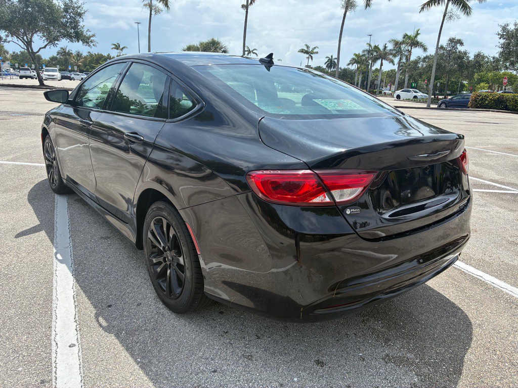 2017 Chrysler 200 Image 5