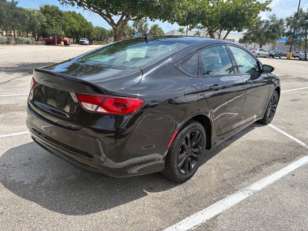 2017 Chrysler 200 Image 6