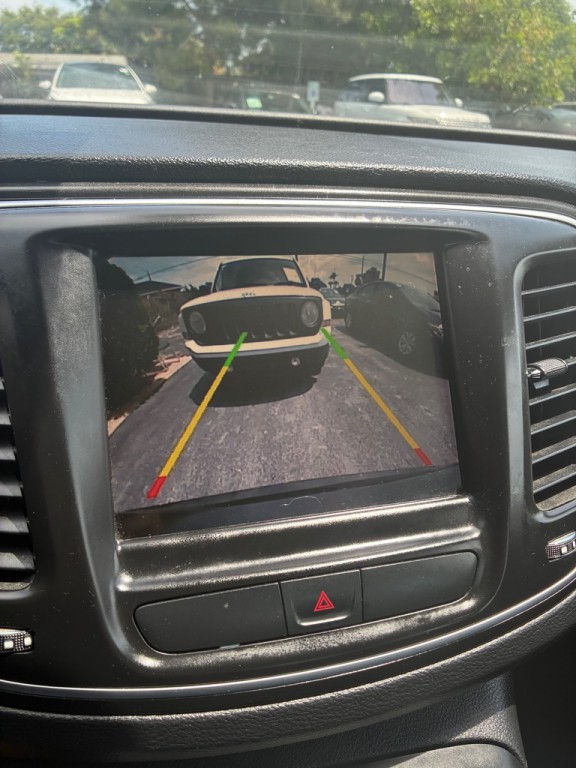 2017 Chrysler 200 Image 7