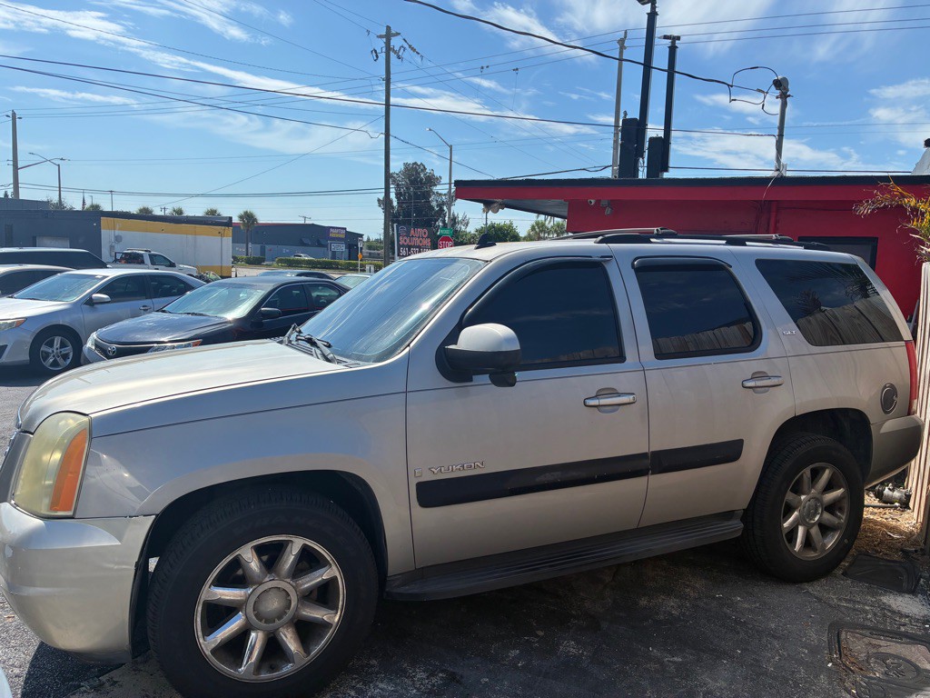 2007 GMC Yukon Image 2