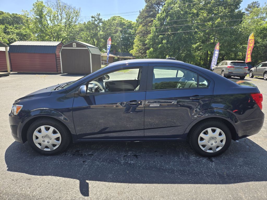 2015 Chevrolet Sonic Image 2