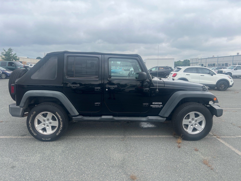 2013 Jeep Wrangler Unlimited Image 2