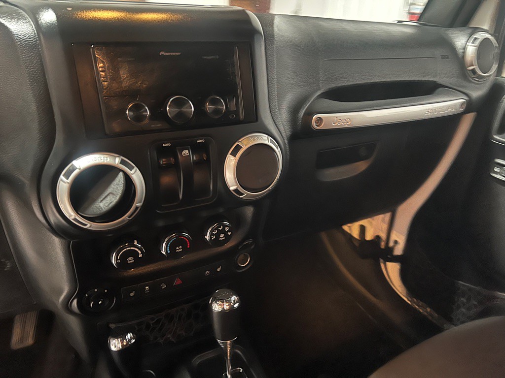 2015 Jeep Wrangler Image 18
