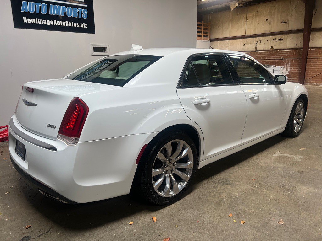 2019 Chrysler 300 Image 4
