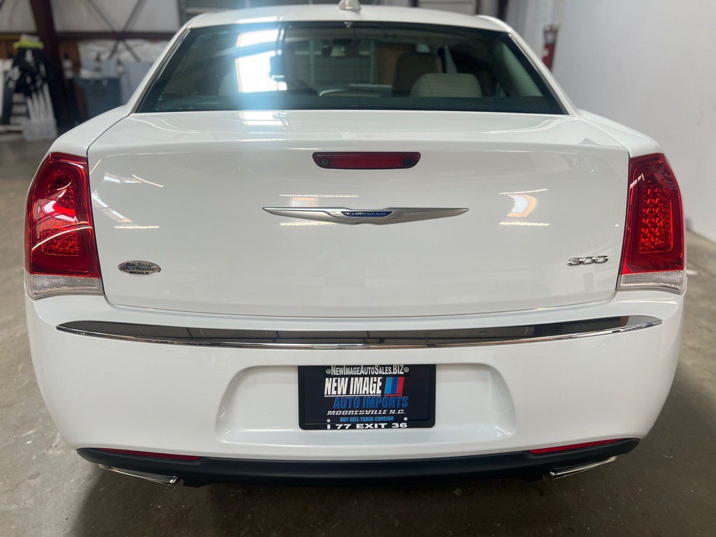 2019 Chrysler 300 Image 10